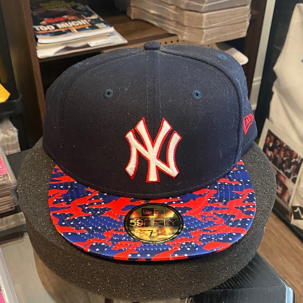 New Era Navy Hat with Red and Blue Camo Brim Yankees 7 3/4